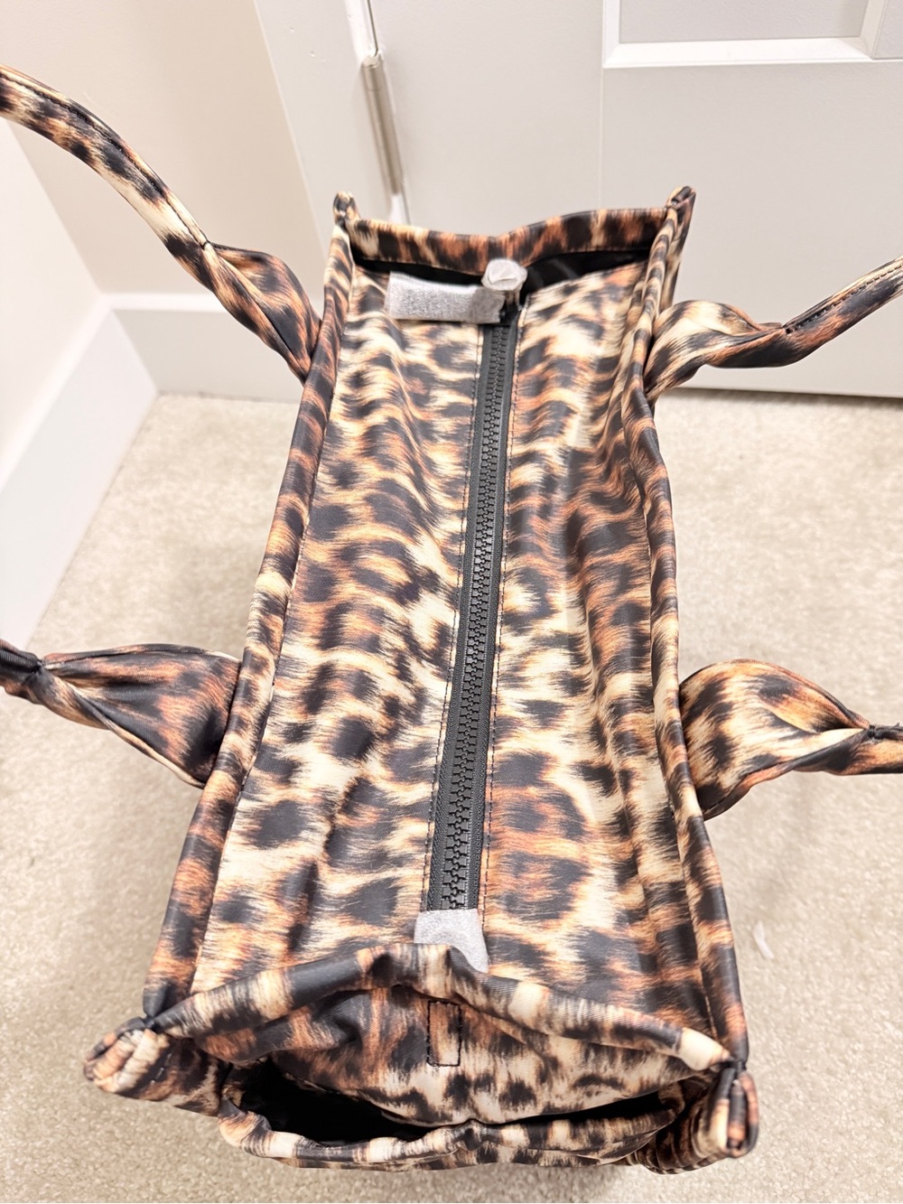 NWT Marc Jacobs LARGE TOTE BAG IN LEOPARD PUFFY NYLON - Picture 6 of 8